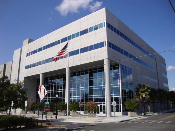 A street corner in front of a courthouse